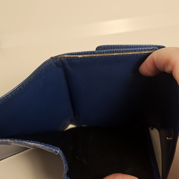 LOUIS VUITTON Blue Epi Wallet - Unisex - Picture 6 of 14